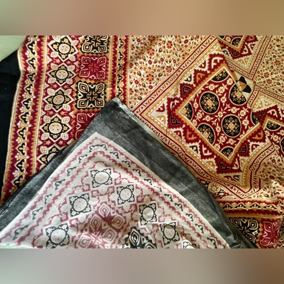 Sewing fabric: block printed tablecloth & 4 place mats - Picture 3 of 4